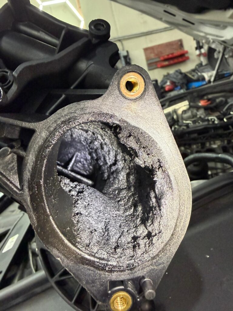 Ablagerungen im ausgebauten Ansaugbauteil.