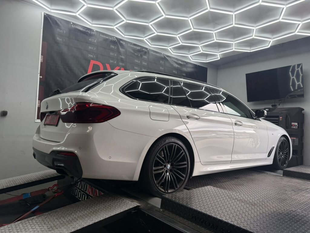 Wei&szlig;er BMW Touring auf dem Allrad-Leistungspr&uuml;fstand von AVM.