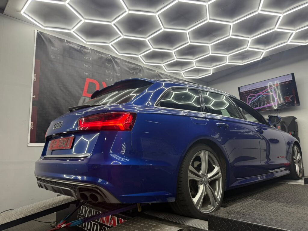 Blauer Audi Avant auf dem Allrad-Leistungspr&uuml;fstand von AVM.
