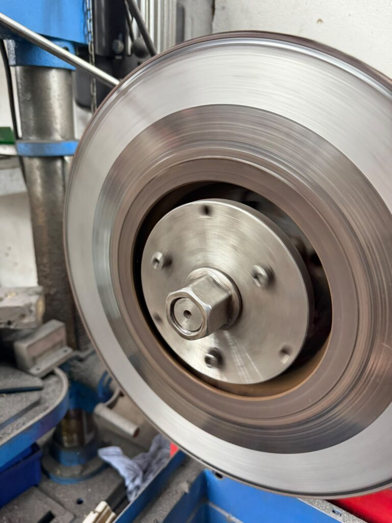 Bremsscheibe w&auml;hrend der Bearbeitung auf einer Werkstattmaschine