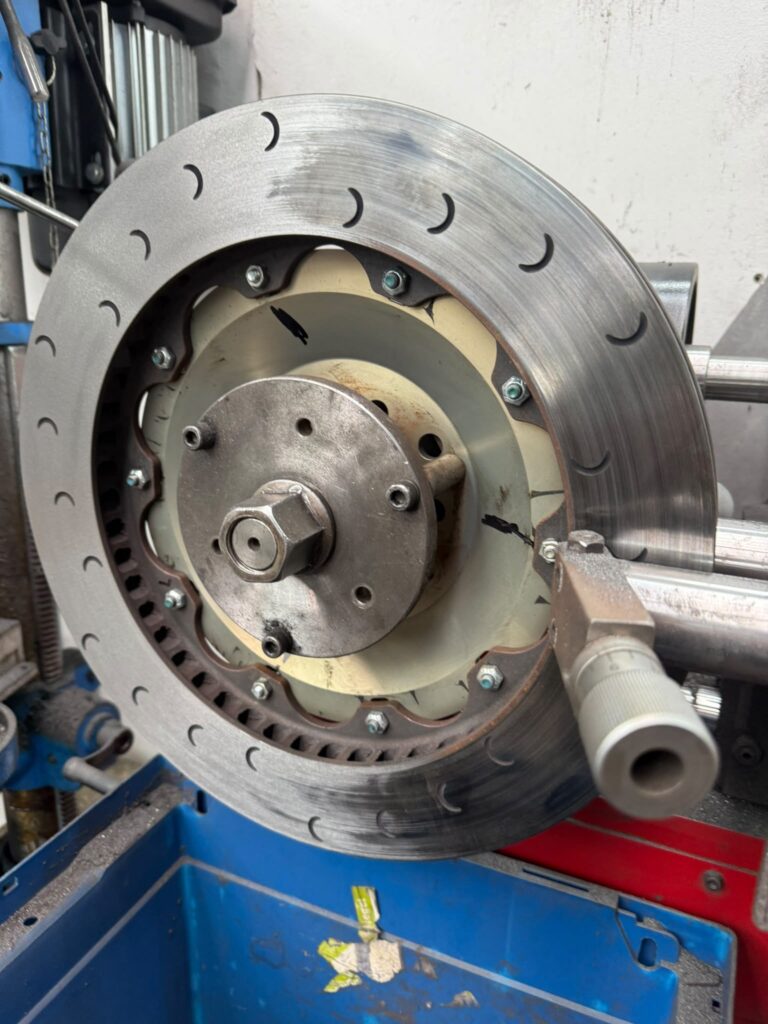 Bremsscheibe auf der Maschine mit bearbeiteter Reibfl&auml;che