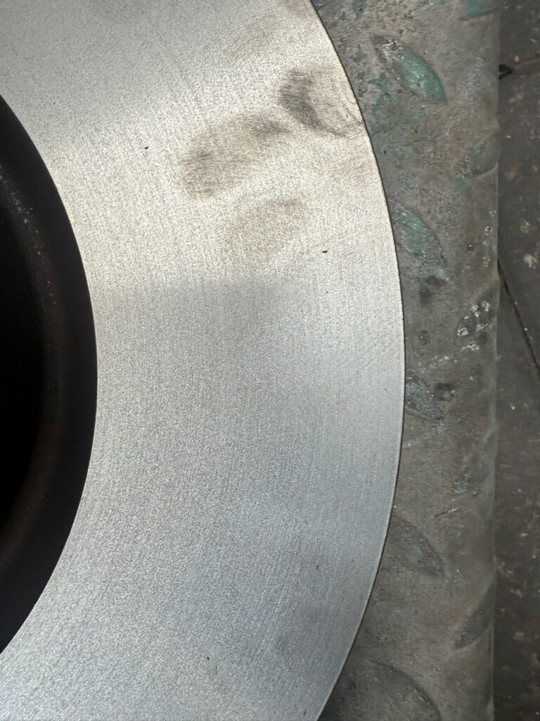 Gleichm&auml;&szlig;ig bearbeitete Oberfl&auml;che einer Bremsscheibe im Detail